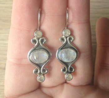 Zilveren edelsteen oorbellen cabochon en facet Maanstenen